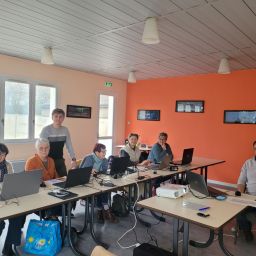 Le 28 novembre, nous avons partagé la dernière session de l’année 2025 : un moment d’apprentissage, d’entraide et de bonne humeur !